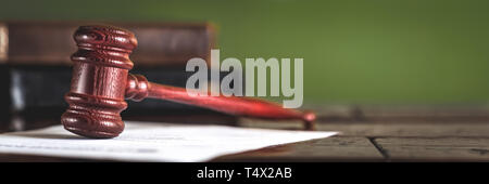 Hölzerne Hammer und Bücher auf Holztisch, Begriff Stockfoto