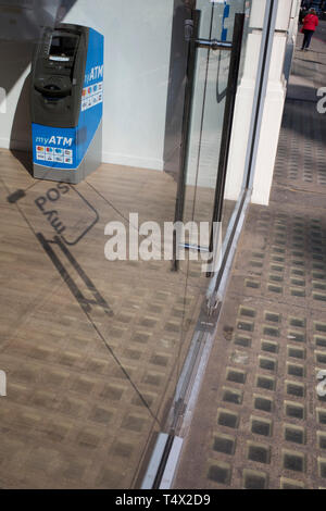 Ein mein ATM Geldautomaten in das Fenster eines Knightsbridge Geld Wechsler, am 11. April 2019 in London, England. Stockfoto