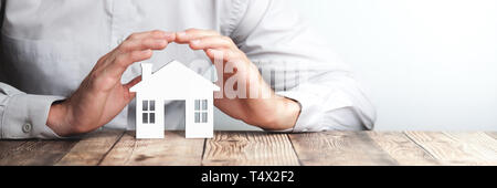 Schutz der Hände über Haus - Startseite Sicherheit und Schutz Konzept Stockfoto