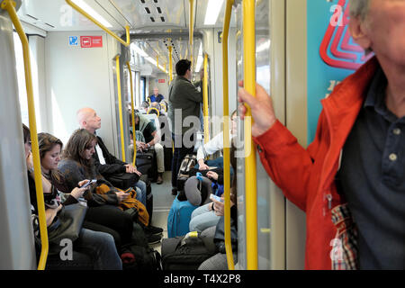 Die Passagiere in einem Eisenbahnwaggon Reisen auf die U-Bahn vom Aeroporto Francisco Sa Carneiro zum Stadtzentrum von Porto Portugal EU-KATHY DEWITT Stockfoto