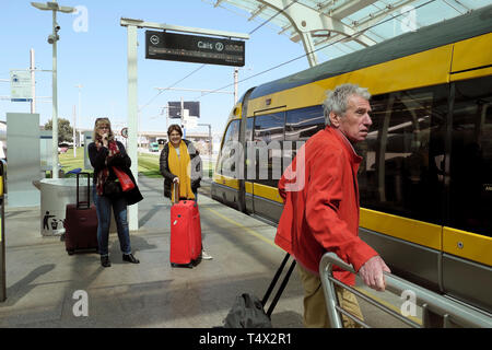 Passagiere mit Gepäck warten am Bahnsteig an Francisco Sa Carneiro Airport für die U-Bahn zum Stadtzentrum von Porto Portugal KATHY DEWITT Stockfoto