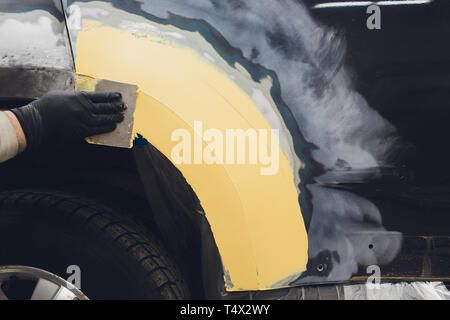 Vorbereitung für die Lackierung eines Autos mit schmirgel Absender ein Service Techniker, Nivellierung, bevor Sie eine Grundierung nach der Beschädigung auf einen Teil des Bsb Stockfoto