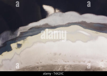 Vorbereitung für die Lackierung eines Autos mit schmirgel Absender ein Service Techniker, Nivellierung, bevor Sie eine Grundierung nach der Beschädigung auf einen Teil des Bsb Stockfoto