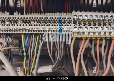 Schild in der Wand des Hauses. Falscher Anschluss, automatische Verteilung, werden alle Drähte und Kabel verheddern. wird auf Kurzschluss und Brand Leitung Stockfoto