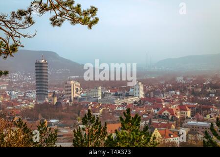 Schöne Panoramasicht auf die Berge, die Altstadt und Turm. Jena, Thüringen, Deutschland. In warmen Farbtönen Stockfoto