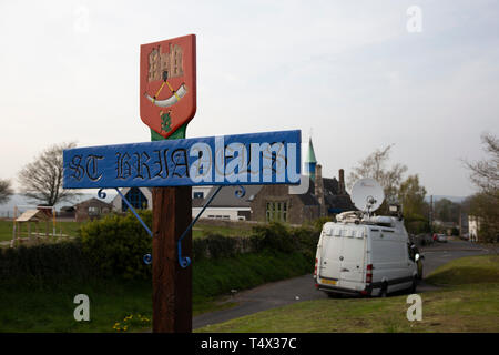 St Briavels Ortsschild mit BBC-Lkw im Hintergrund Stockfoto