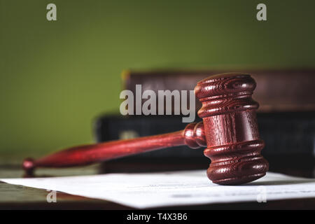 Hölzerne Hammer und Bücher auf Holztisch, Begriff Stockfoto