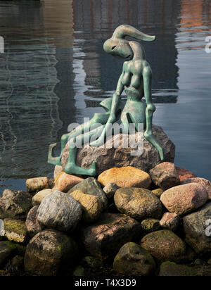 Genetisch veränderte die kleine Meerjungfrau in Kopenhagen, das ist Bjørn Nørgaard der Skulptur, die mit dem in der Nähe gelegenen Statue der Kleinen Meerjungfrau Kontraste. Stockfoto