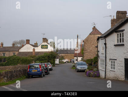 St Briavels Dorfzentrum, zeigt die George Public House und andere Eigenschaften Charakteristisch für die Gemeinschaft. Von dem Platz in der Nähe von Bushaltestelle genommen Stockfoto