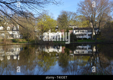 Private Wohnungen im Teich, Berkley, Scarsdale, New York, USA wider Stockfoto