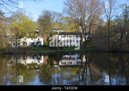 Private Wohnungen im Teich, Berkley, Scarsdale, New York, USA wider Stockfoto