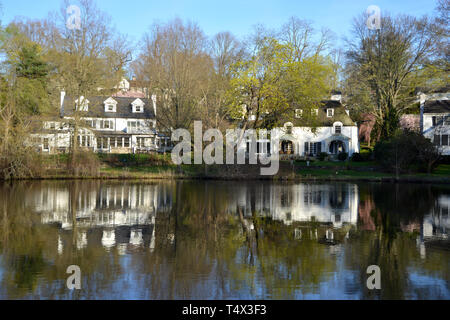 Private Wohnungen im Teich, Berkley, Scarsdale, New York, USA wider Stockfoto