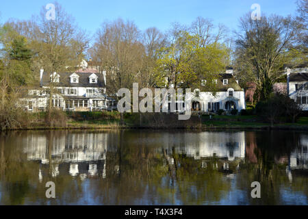 Private Wohnungen im Teich, Berkley, Scarsdale, New York, USA wider Stockfoto