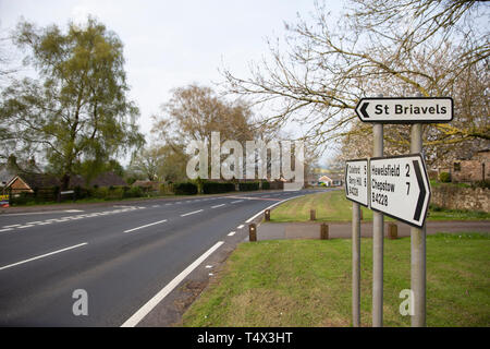 Zeichen St Briavels Dorf, 18.04.19, beim Dorf nationale Nachrichten durch die Säure greift auf Autos, die von Frau in Teufels Maske durchgeführt Stockfoto