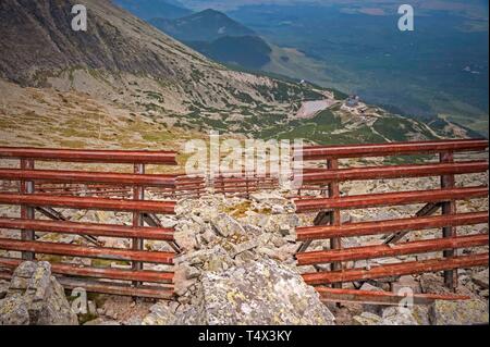 Die Lomnic Sattel in der Hohen Tatra Stockfoto