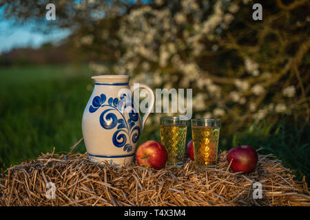 Traditionelle deutsche Apple Wein aus der Region Hessen. Wein in einer alten Kanne Stockfoto