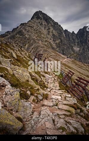 Die Lomnic Sattel in der Hohen Tatra Stockfoto