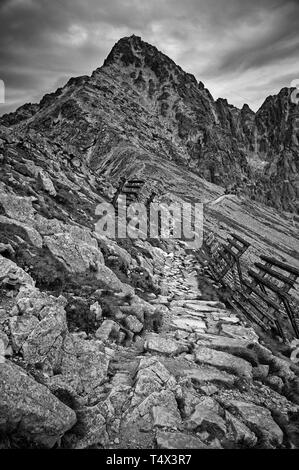 Die Lomnic Sattel in der Hohen Tatra Stockfoto