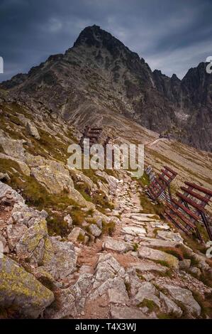 Die Lomnic Sattel in der Hohen Tatra Stockfoto