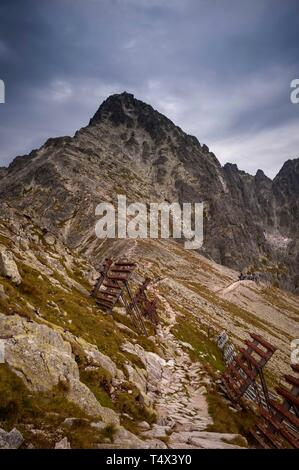 Die Lomnic Sattel in der Hohen Tatra Stockfoto