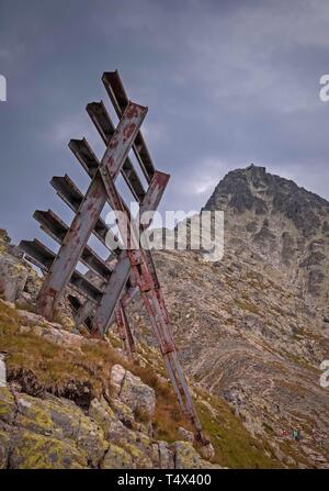 Die Lomnic Sattel in der Hohen Tatra Stockfoto