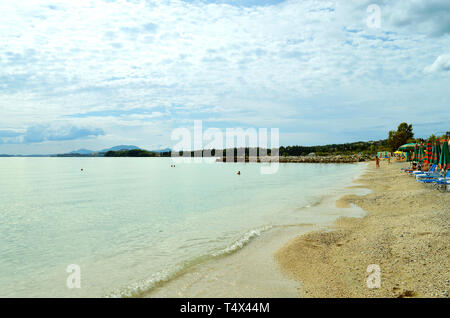 Die Sonnenliegen am Strand Ipsos in Korfu eine griechische Insel im Ionischen Meer Stockfoto