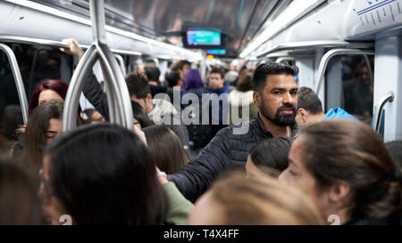 Rom, Italien, 15. März 2019: der römischen U-Bahn. Selbstbewusste Menschen asiatischer Herkunft und trug eine gefütterte Jacke mit gepflegtes Haar und gebogenen Bart Stockfoto