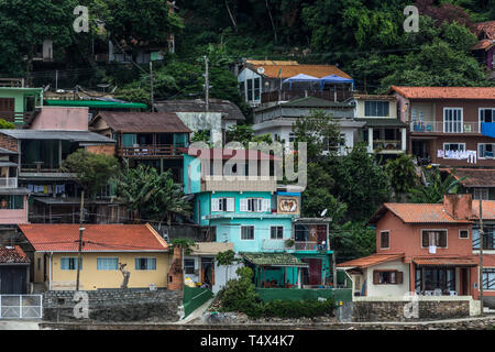 2019, Januar. Florianopolis, Brasilien. Komfortable Häuser am Hang in der Nähe des Pantano do Sul Strand. Stockfoto