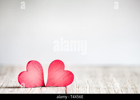 Zwei rote Herzen auf hölzernen Hintergrund Stockfoto