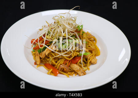 Asiatischem Stil Huhn Nudeln mit Sojasprossen Stockfoto