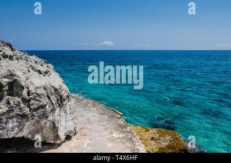 Felsige Klippen auf der Isla Mujeres, Cancun Stockfoto