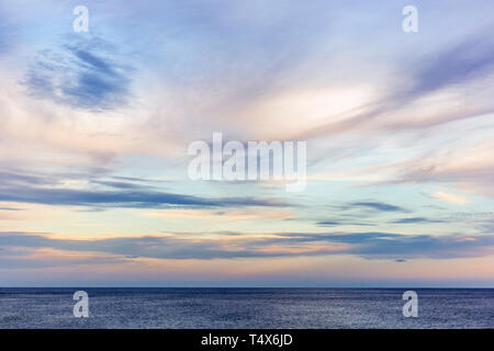 Malerische Meereslandschaftszene mit entspannenden Sonnenuntergang Farben über den Ozean fällt. Stockfoto