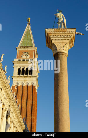 Die Säule der Hl. Theodoros der ersten Schutzheiligen von Venedig steht am Eingang der Piazzetta San Marco, Venedig Italien. Stockfoto