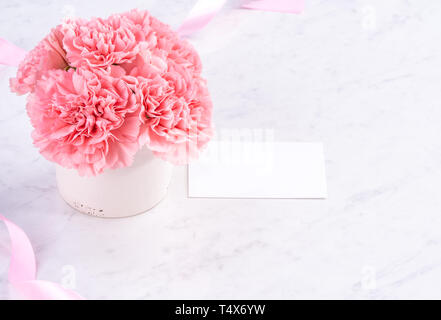 Platz kopieren, Nahaufnahme, Mock up, clipping path. Muttertag Formulierung Konzept Design. Schönen frischen blühenden Baby rosa Nelken auf brig isoliert Stockfoto