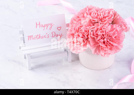 Platz kopieren, Nahaufnahme, Mock up, clipping path. Muttertag Formulierung Konzept Design. Schönen frischen blühenden Baby rosa Nelken auf brig isoliert Stockfoto