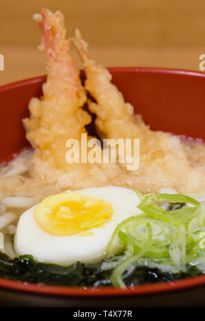 Tempura udon mit gebratenen Garnelen, gekochtes Ei, grüne Algen, Lauch, typische Nudeln traditionelle japanische Küche Stockfoto