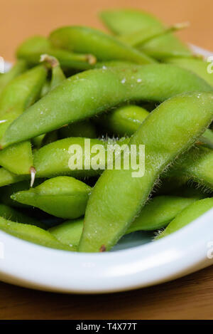 Edamame, grüne Sojabohnen, gedämpft und auf eine Schüssel serviert. Stockfoto