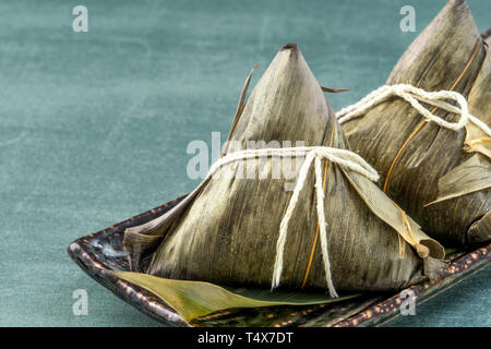Close Up, Kopieren, berühmten asiatischen leckeres Essen in Drachenboot (duan Wu) Festival, gedämpftem Reis Knödel pyramidal geformt durch Bambusblätter gewickelt gemacht Stockfoto