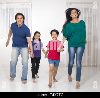 PORTRAIT VON INDISCHEN FAMILIE VON 4 springen, laufen Stockfoto