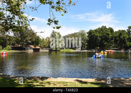 ORANGE, Kalifornien - 18. APRIL 2019: See in Irvine Park in Orange, Kalifornien, einem 160 Hektar großen Park wurde die countys, die erste regionale Park im Jahre 1897. Stockfoto