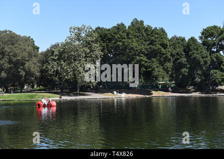 ORANGE, Kalifornien - 18. APRIL 2019: See in Irvine Park in Orange, Kalifornien, einem 160 Hektar großen Park wurde die countys, die erste regionale Park im Jahre 1897. Stockfoto