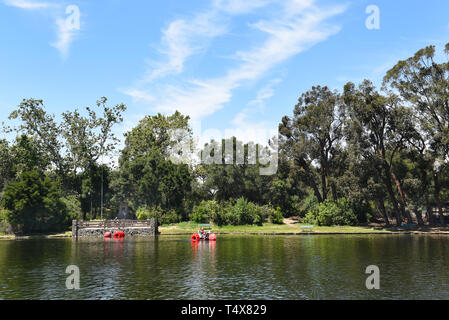 ORANGE, Kalifornien - 18. APRIL 2019: See in Irvine Park in Orange, Kalifornien, einem 160 Hektar großen Park wurde die countys, die erste regionale Park im Jahre 1897. Stockfoto