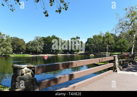 ORANGE, Kalifornien - 18. APRIL 2019: See in Irvine Park in Orange, Kalifornien, einem 160 Hektar großen Park wurde die countys, die erste regionale Park im Jahre 1897. Stockfoto