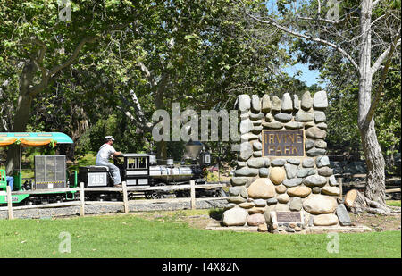 ORANGE, Kalifornien - 18. APRIL 2019: Die Irvine Eisenbahn miniatur Zug fährt durch das Engagement Marker in Irvine Regional Park. Stockfoto