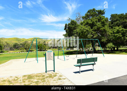 ORANGE, Kalifornien - 18. APRIL 2019: Bereich Spielplatz mit Schaukel an den Irvine Regional Park in Orange County, Kalifornien. Stockfoto