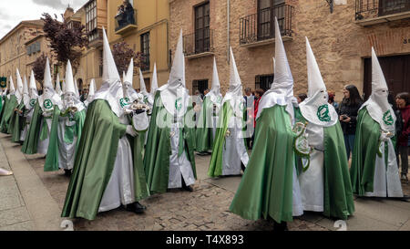 ZAMORA, Spanien - 18 April 2019: Prozession der Virgen de la Esperanza (Jungfrau der Hoffnung) Bruderschaft am Gründonnerstag durch die Straßen der Seine Stockfoto