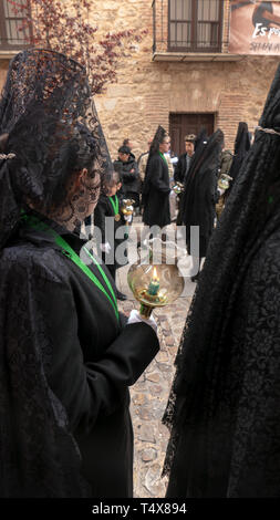 ZAMORA, Spanien - 18 April 2019: Prozession der Virgen de la Esperanza (Jungfrau der Hoffnung) Bruderschaft am Gründonnerstag durch die Straßen der Seine Stockfoto