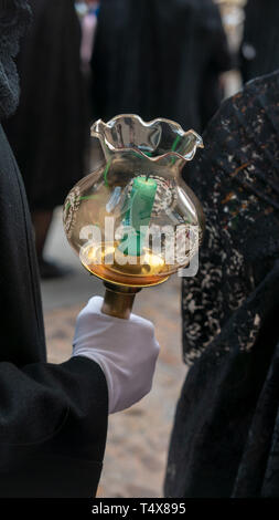 ZAMORA, Spanien - 18 April 2019: Prozession der Virgen de la Esperanza (Jungfrau der Hoffnung) Bruderschaft am Gründonnerstag durch die Straßen der Seine Stockfoto