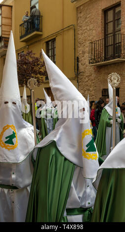 ZAMORA, Spanien - 18 April 2019: Prozession der Virgen de la Esperanza (Jungfrau der Hoffnung) Bruderschaft am Gründonnerstag durch die Straßen der Seine Stockfoto