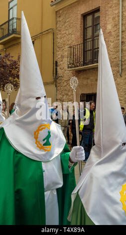 ZAMORA, Spanien - 18 April 2019: Prozession der Virgen de la Esperanza (Jungfrau der Hoffnung) Bruderschaft am Gründonnerstag durch die Straßen der Seine Stockfoto